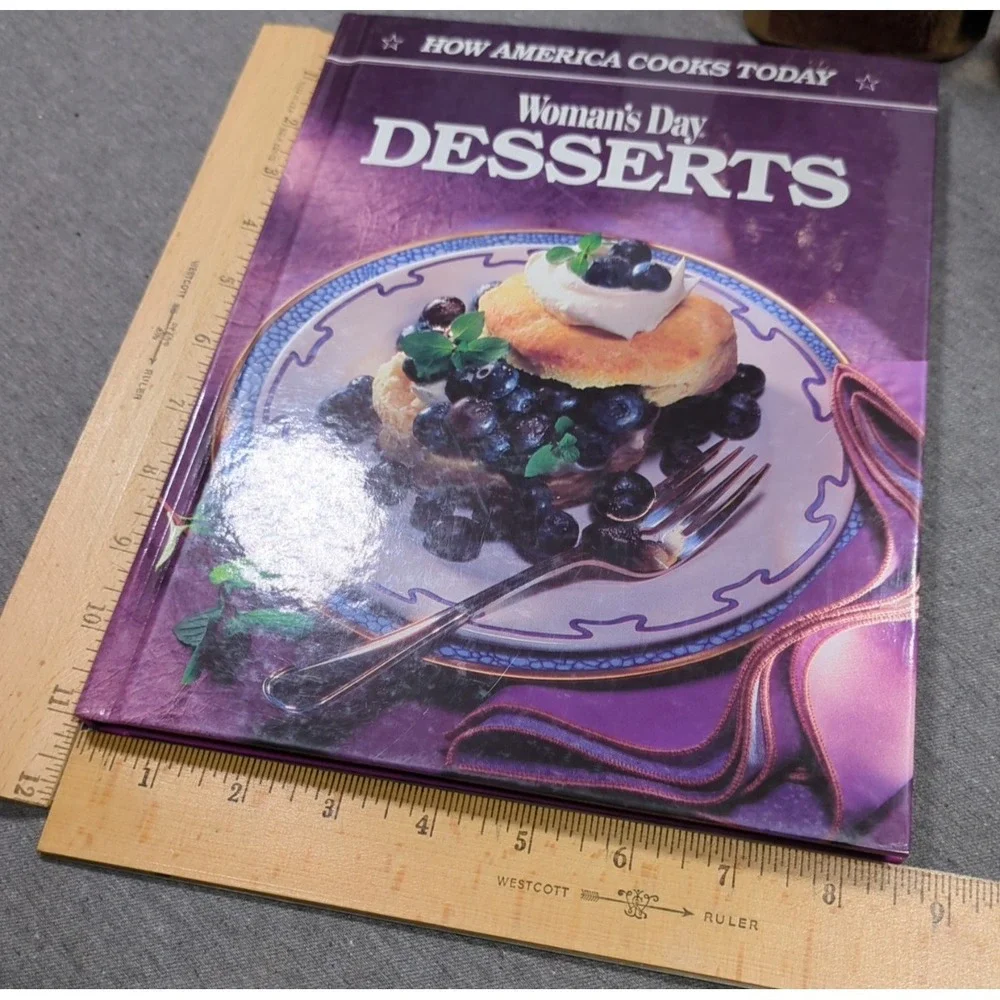 Vintage 1991 Woman's Day Desserts by Maryanne‎ Ban Meredith Books Hardcover